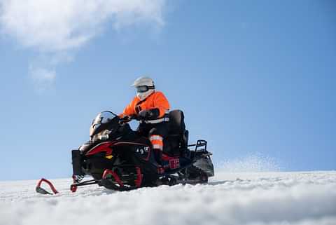 Arctic Adventures snowmobiling langjokull 25