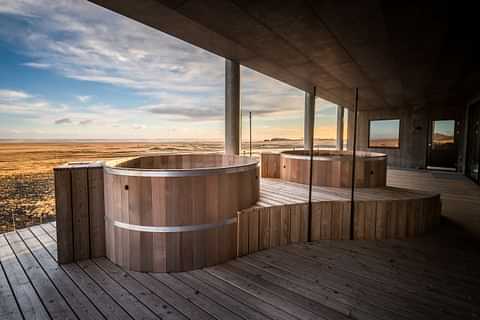 Fosshotel Glacier Lagoon jacuzzi with landscape view