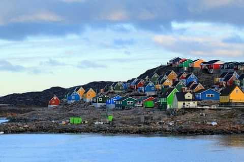 Aasiaat colorful houses photo by magssannguaq qujaukitsoq 1400x932