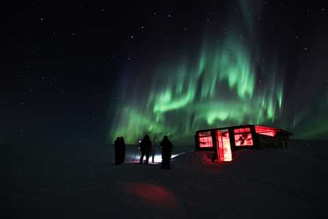 Hotel Ranga Stargazing observatory with Northern Lights above nrjruy